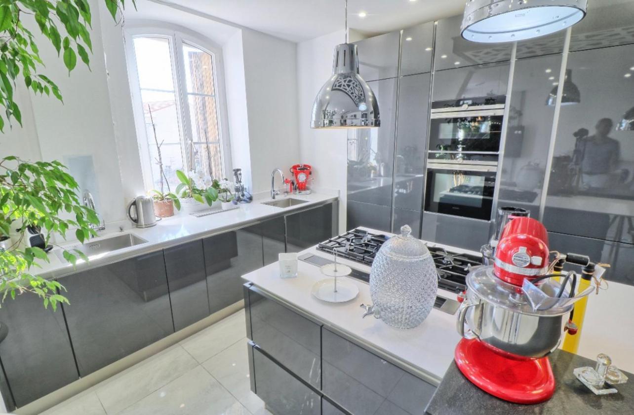 Standing 5 Pieces Centre Apartment *