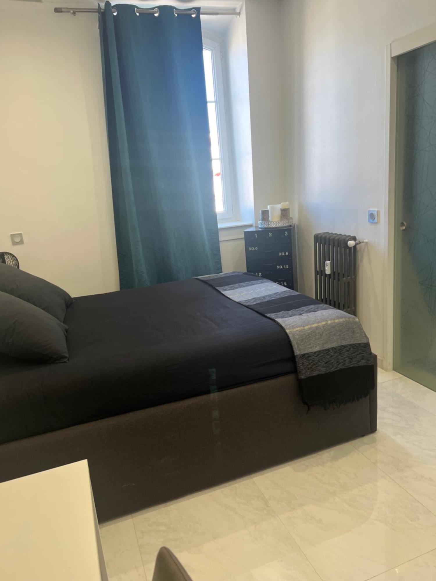 Standing 5 Pieces Centre Apartment *