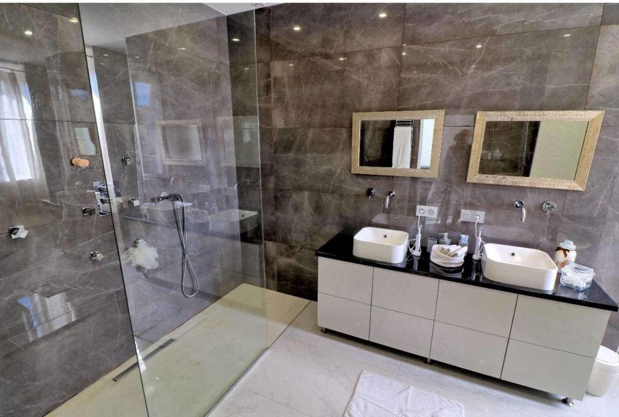 Standing 5 Pieces Centre Apartment