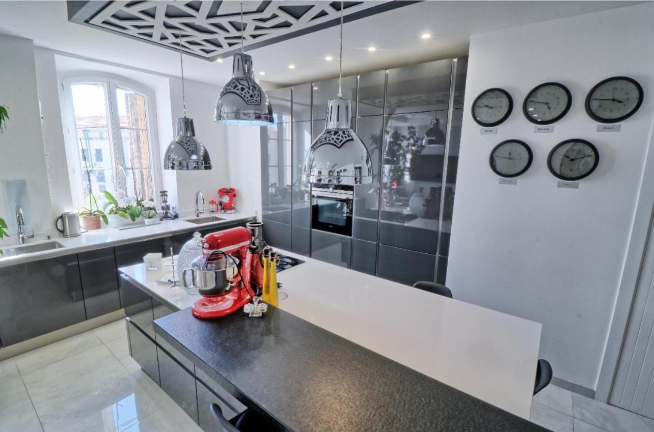 Standing 5 Pieces Centre Apartment *