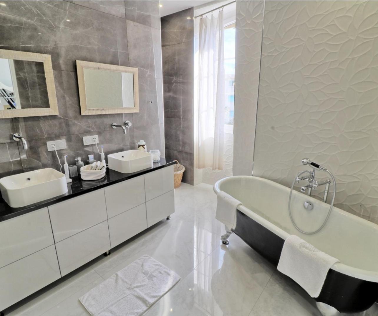 Standing 5 Pieces Centre Apartment