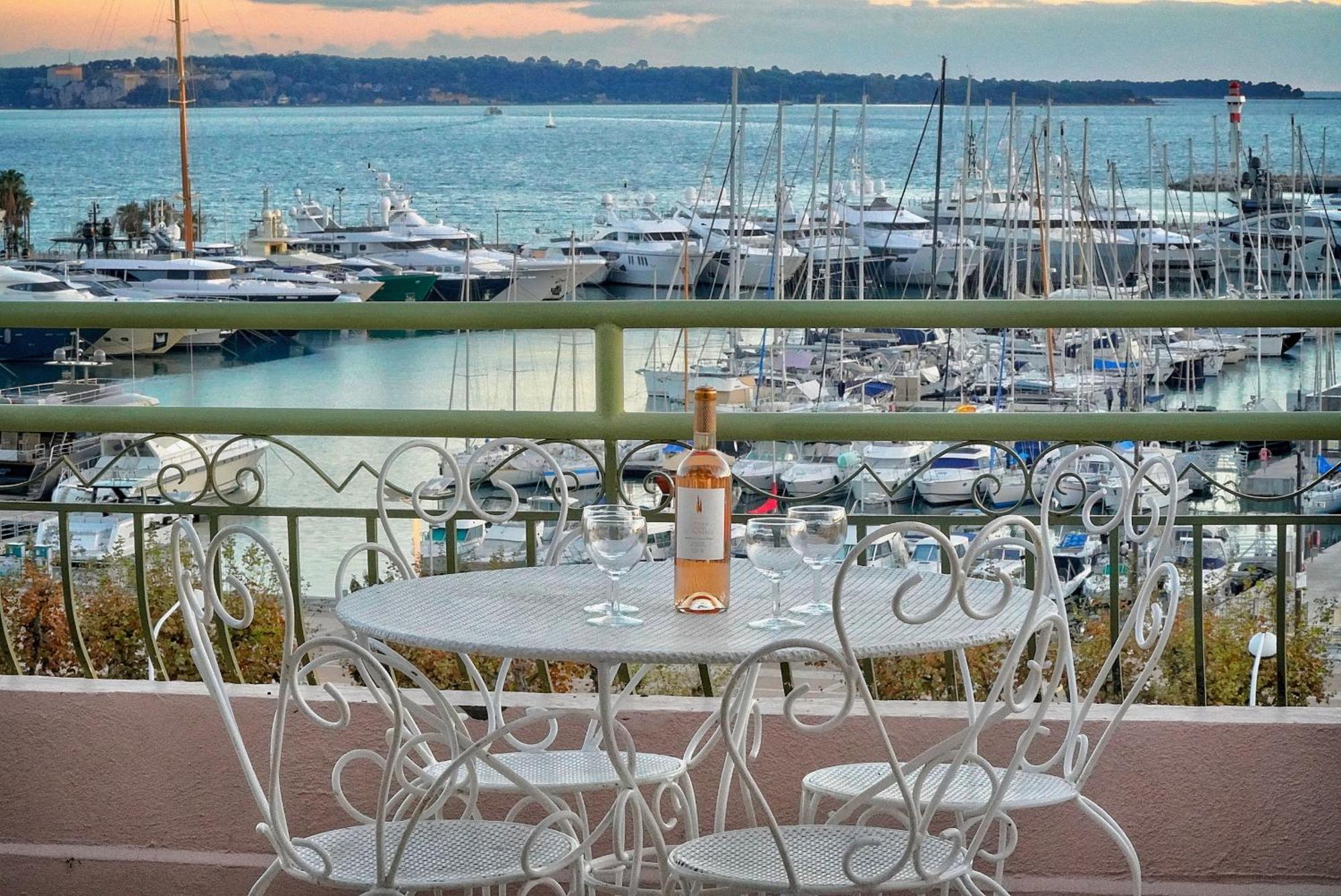Appartement Superbe Duplex Idealement Situe Proche Plages Avec Grande Terrasse Vue Port !l A1b59 Cannes