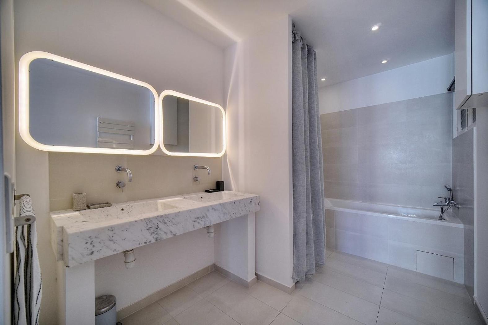 Appartement Superbe 3 Pieces Moderne Et Tres A2b233 *