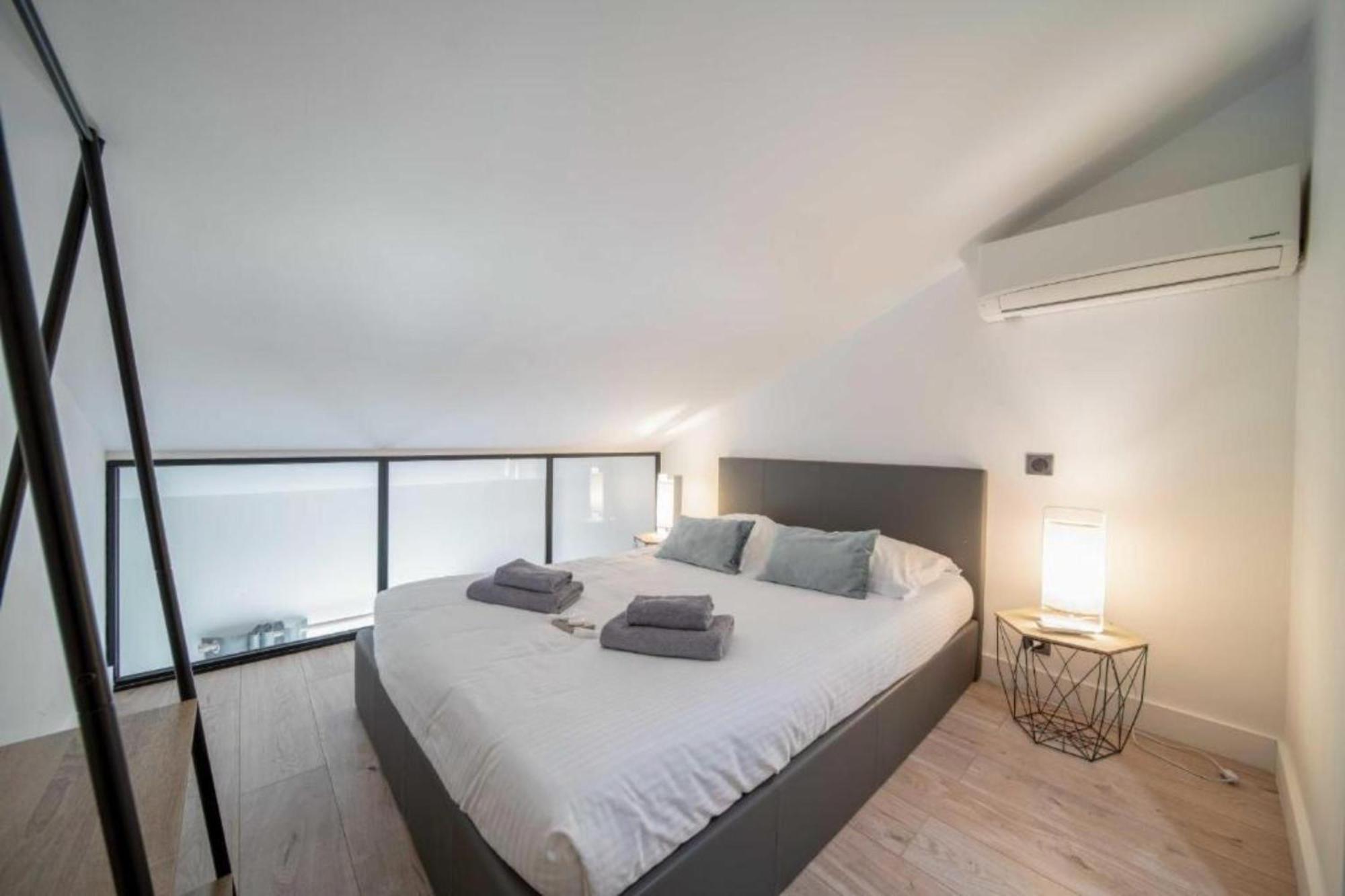 Charming For 4 People - Forville Market Apartment