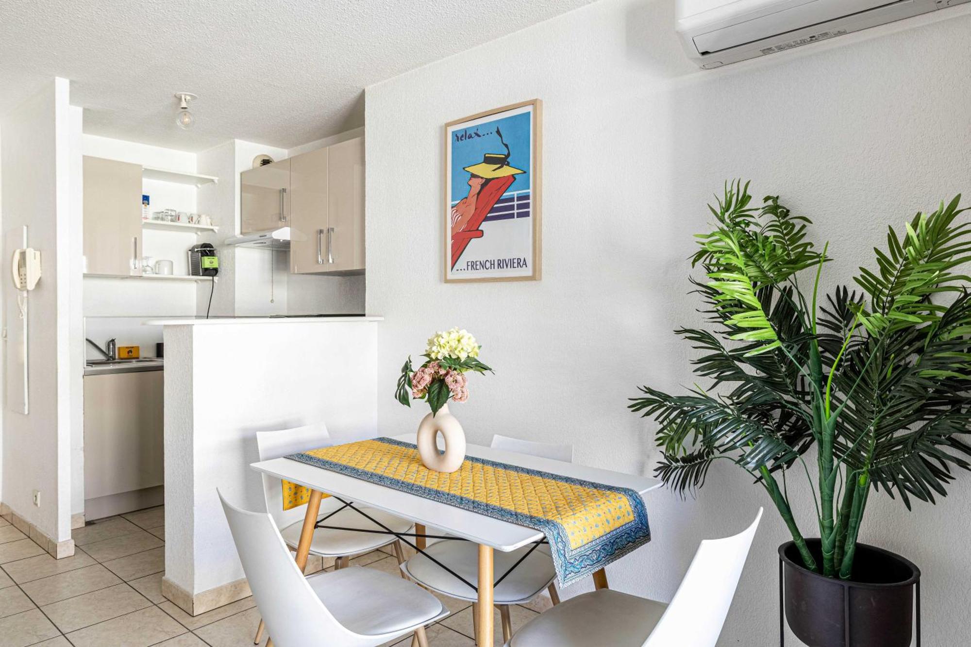 Bright One Bedroom With Parking And Terrace Apartment *