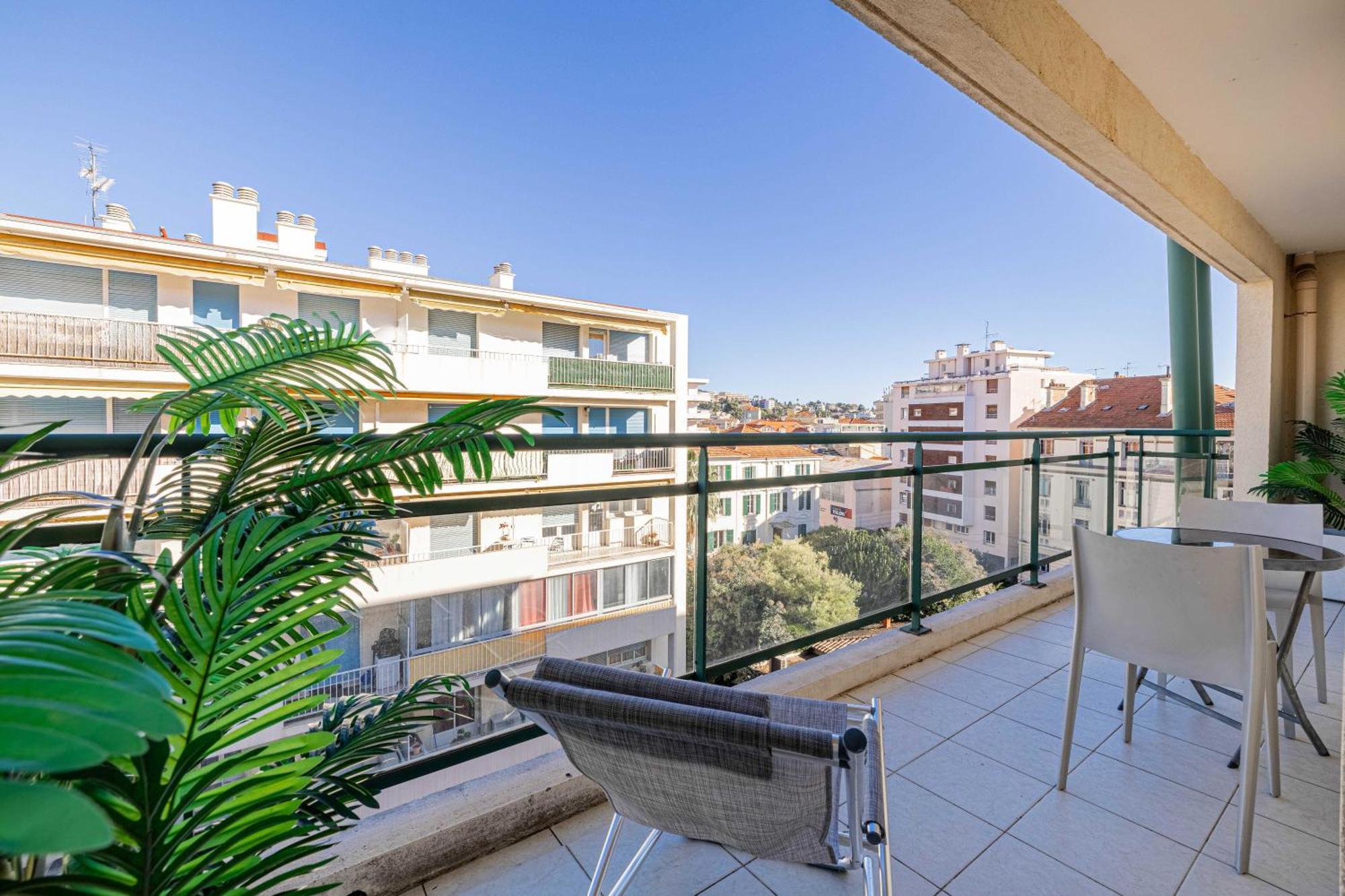 Bright One Bedroom With Parking And Terrace Cannes