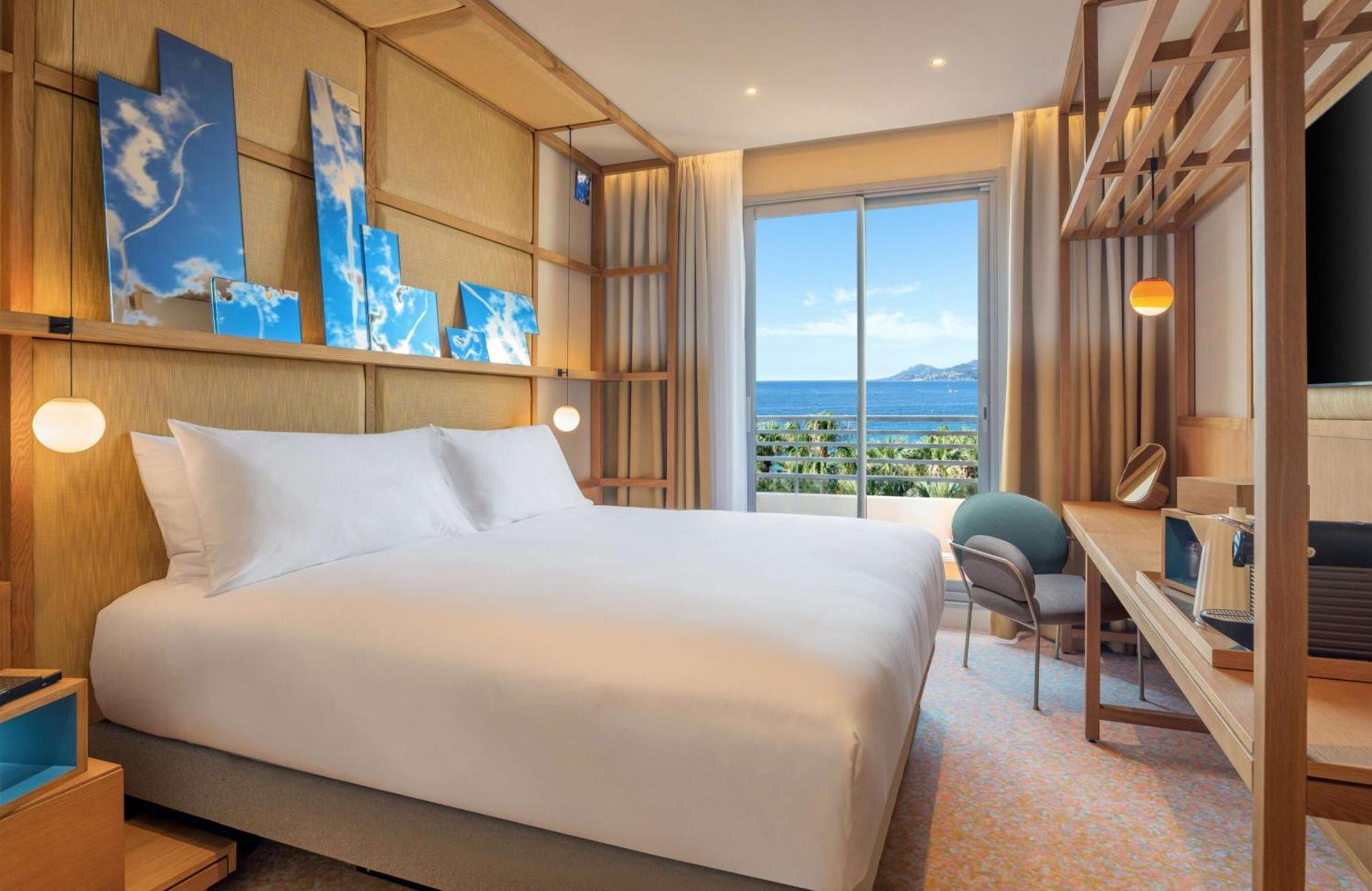 Radisson Blu 1835 Hotel, 4*