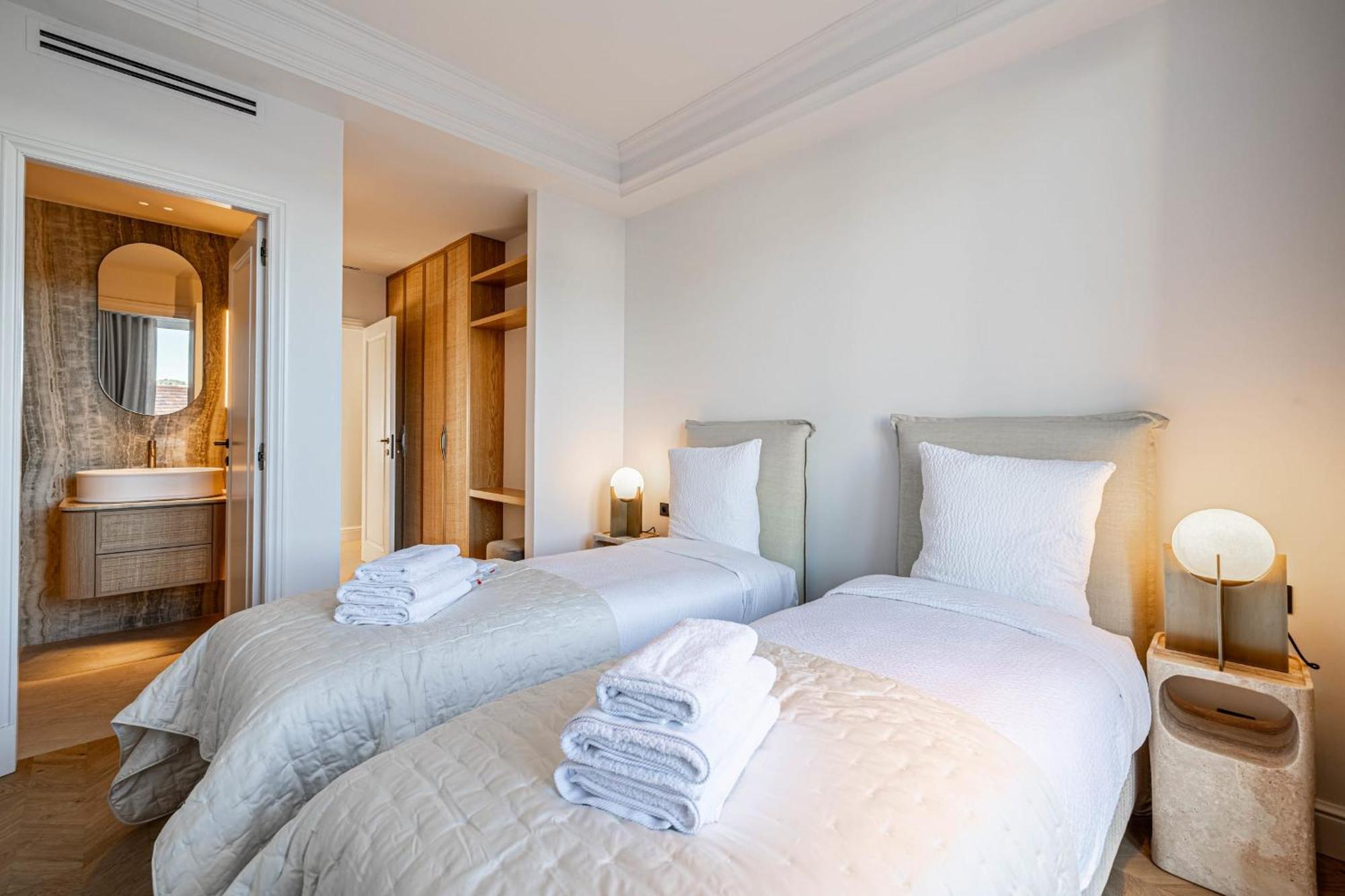 1974 - Luxurious 3 Bedrooms - Sea View & Parking Cannes