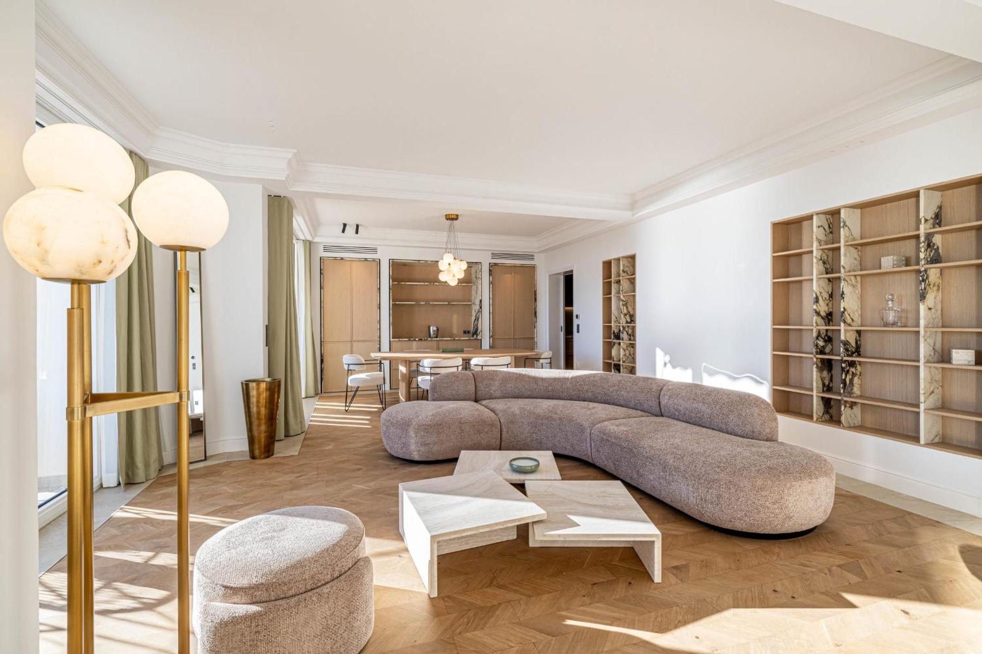 1974 - Luxurious 3 Bedrooms - Sea View & Parking *