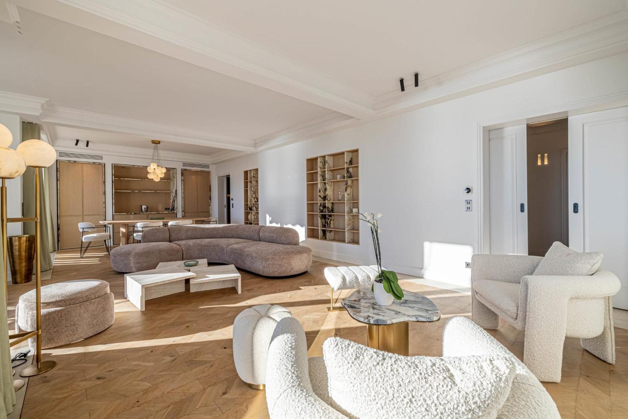 1974 - Luxurious 3 Bedrooms - Sea View & Parking Apartment