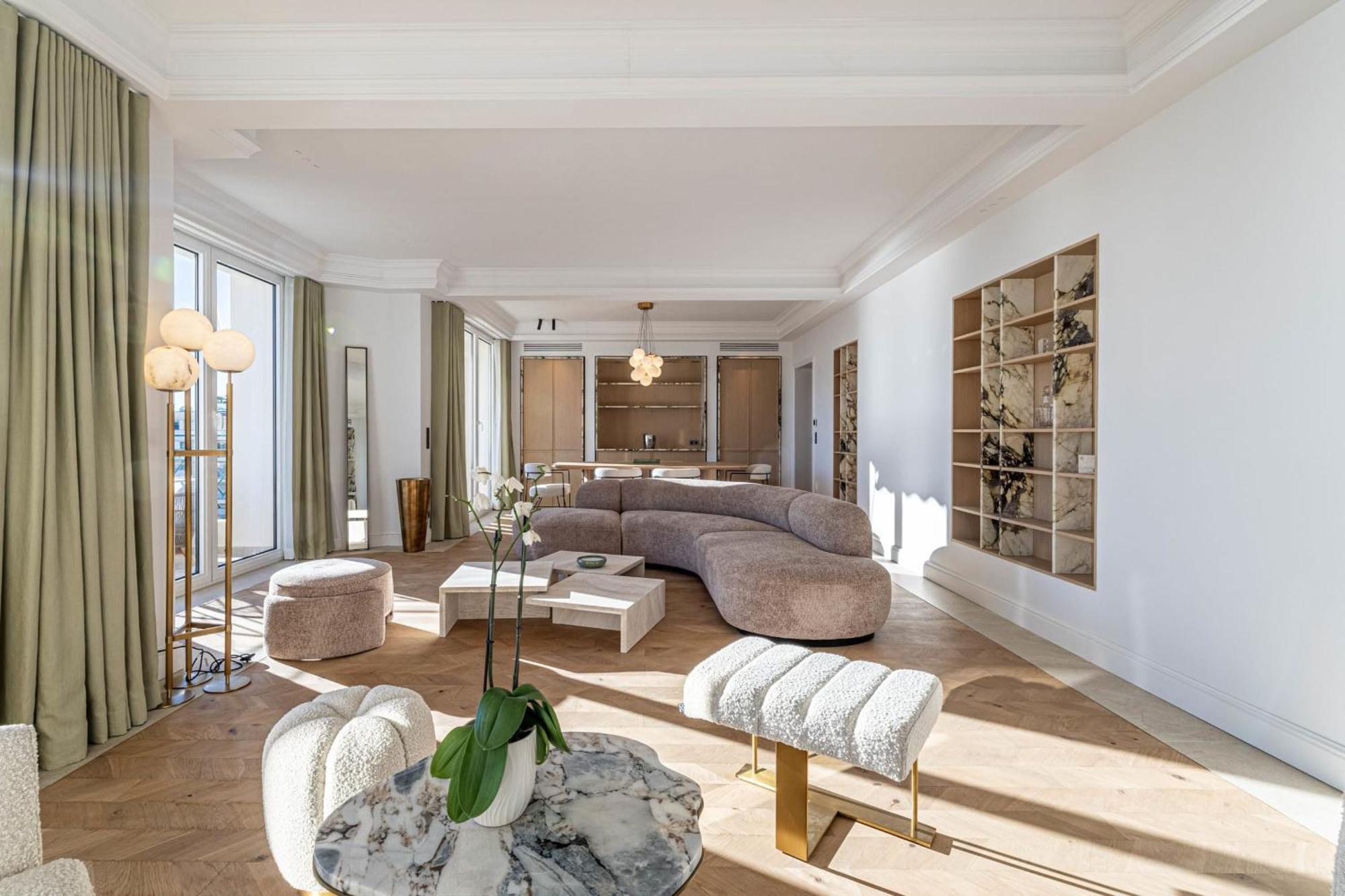 1974 - Luxurious 3 Bedrooms - Sea View & Parking *