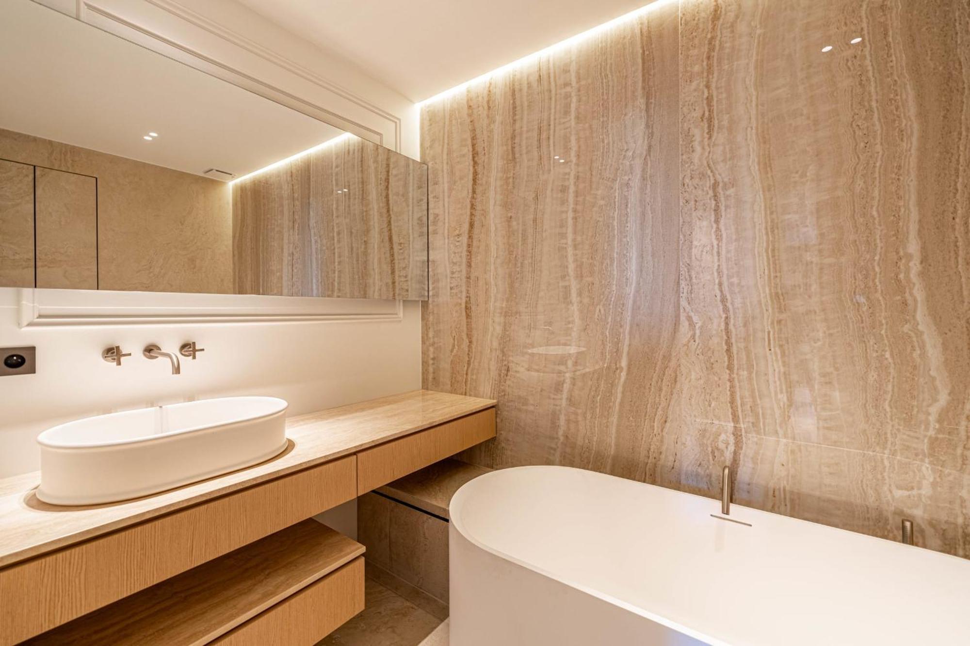 1974 - Luxurious 3 Bedrooms - Sea View & Parking Cannes