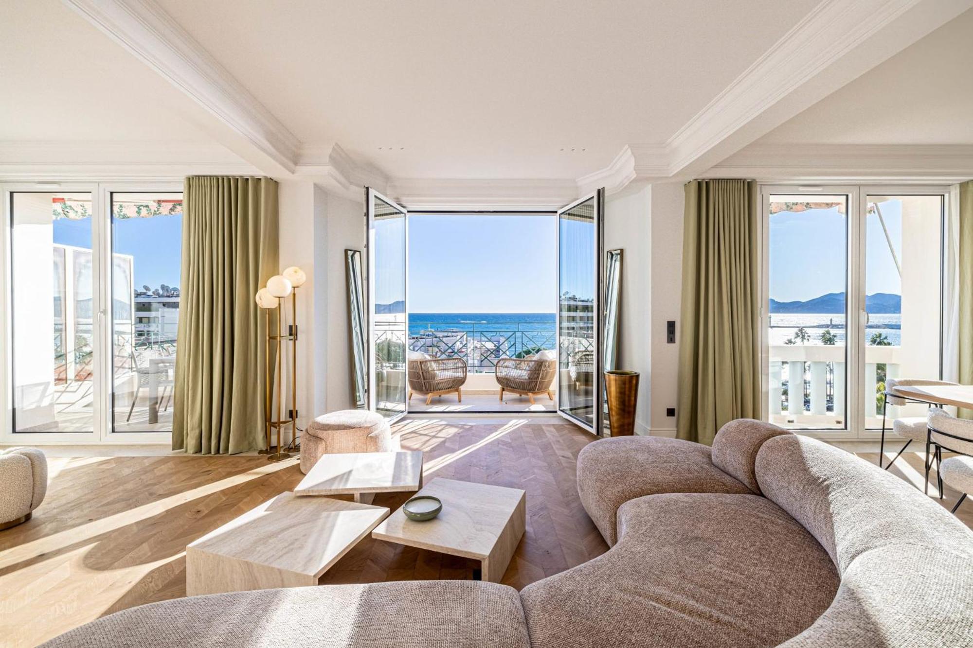1974 - Luxurious 3 Bedrooms - Sea View & Parking Apartment Cannes