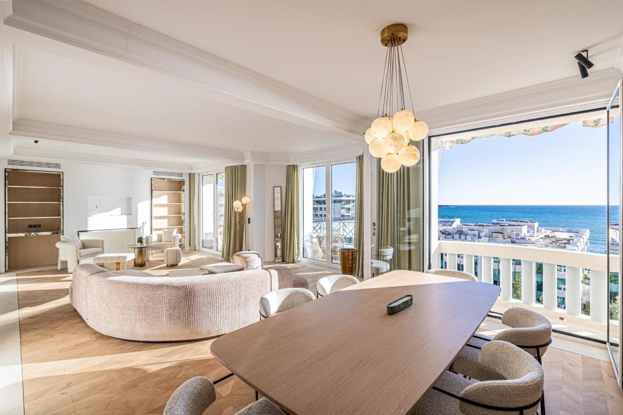 1974 - Luxurious 3 Bedrooms - Sea View & Parking * Cannes