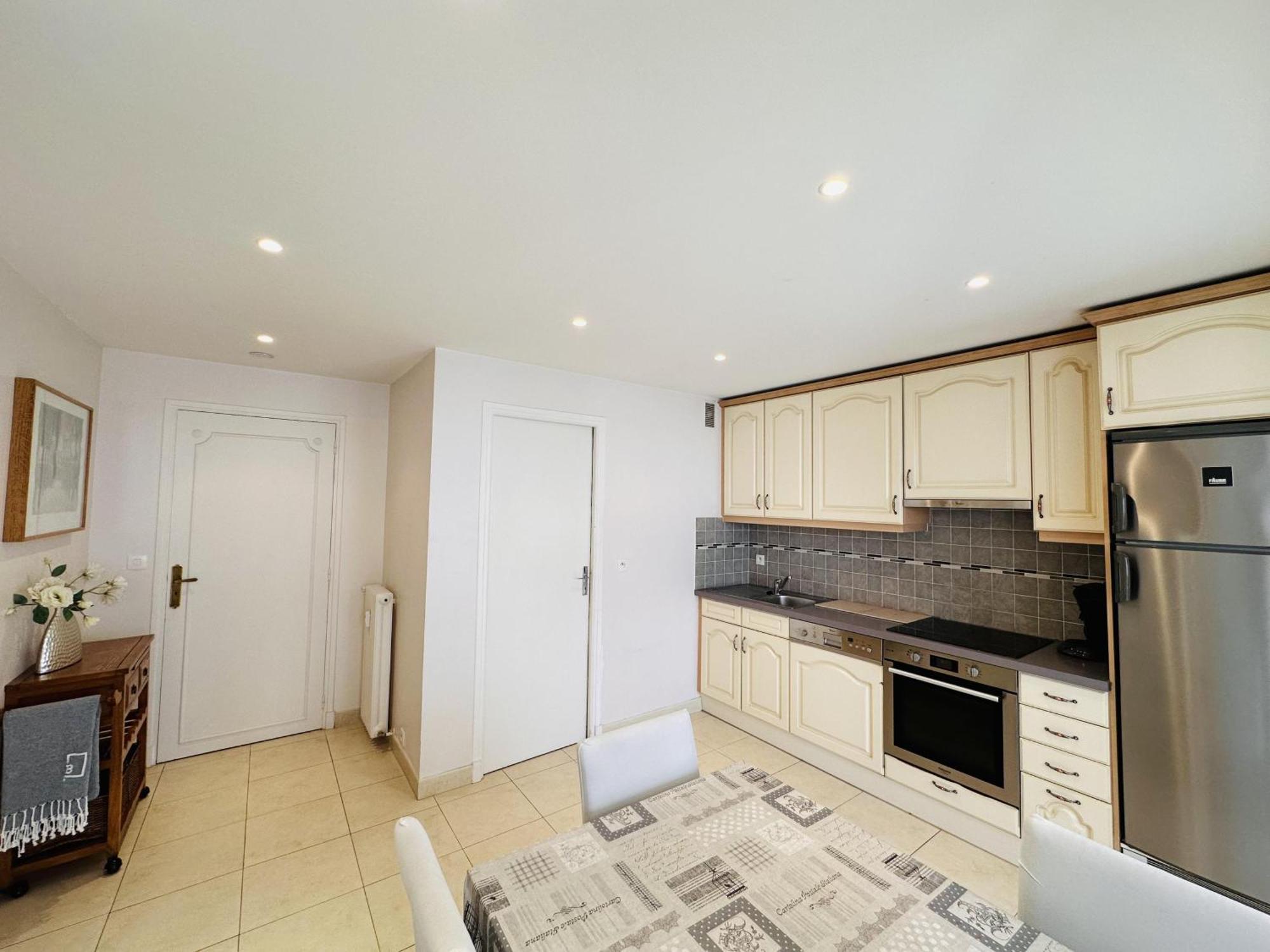 Two Bedroom On A High Floor In The Center Of A Few Steps From The Croisette Beaches - 2229