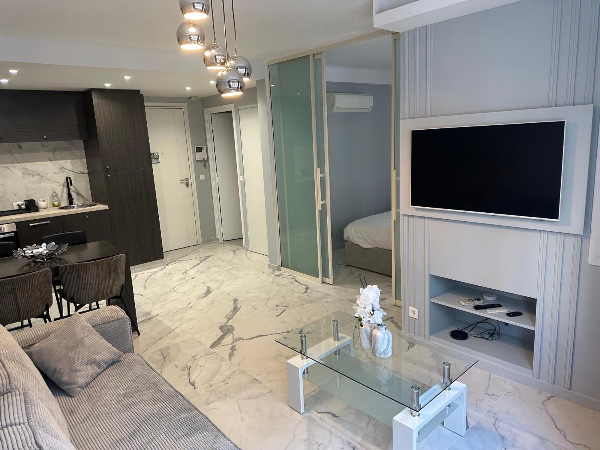 Apartment Position Croisette Martinez ! 150m From The Completely Renovated ! *