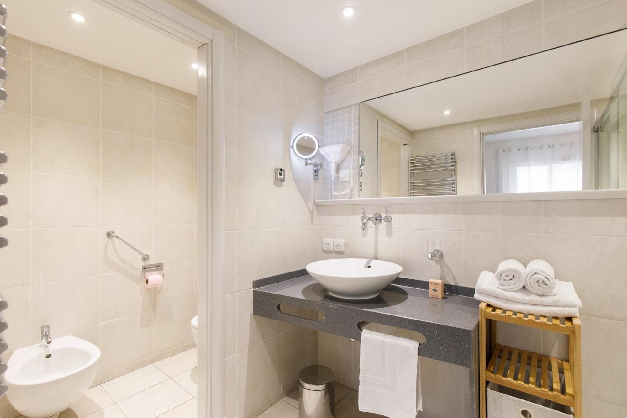 Apartment Cote Croisette Luxe - 2bdr 2 Bthr 2 Toilets - Terrace, Ac, Parking & Lift *