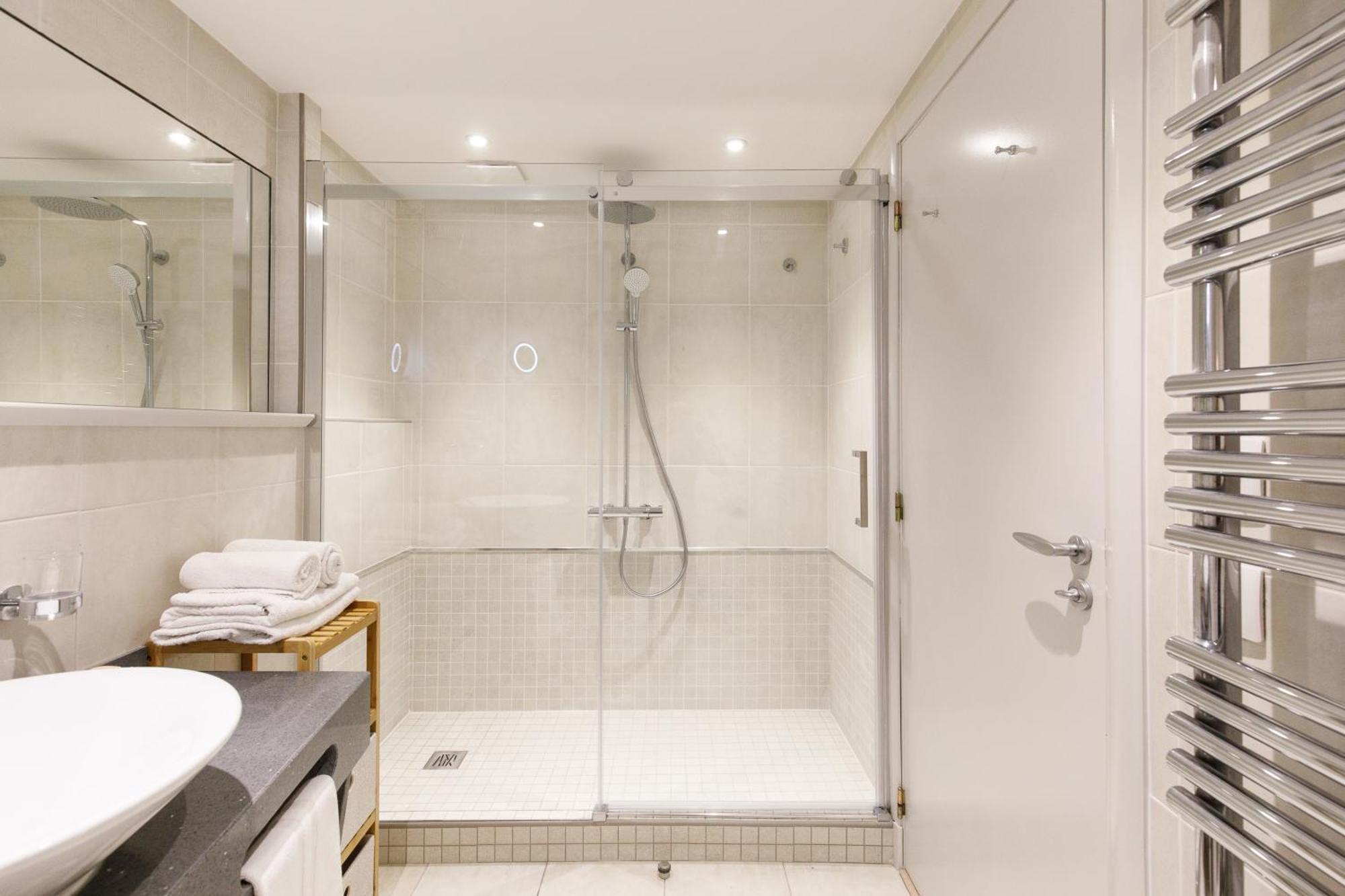 Cote Croisette Luxe - 2bdr 2 Bthr 2 Toilets - Terrace, Ac, Parking & Lift