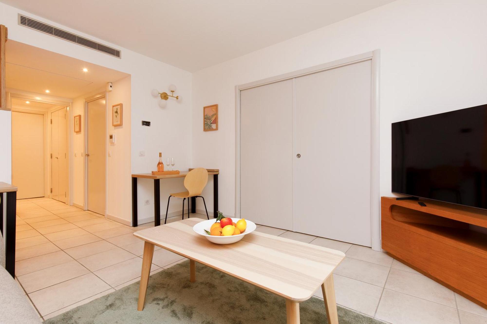 Cote Croisette Luxe - 2bdr 2 Bthr 2 Toilets - Terrace, Ac, Parking & Lift *