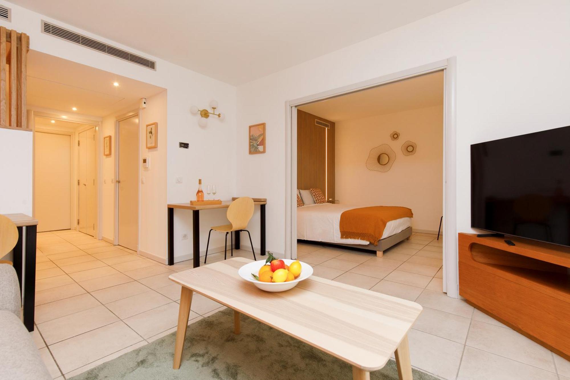 Cote Croisette Luxe - 2bdr 2 Bthr 2 Toilets - Terrace, Ac, Parking & Lift Apartment