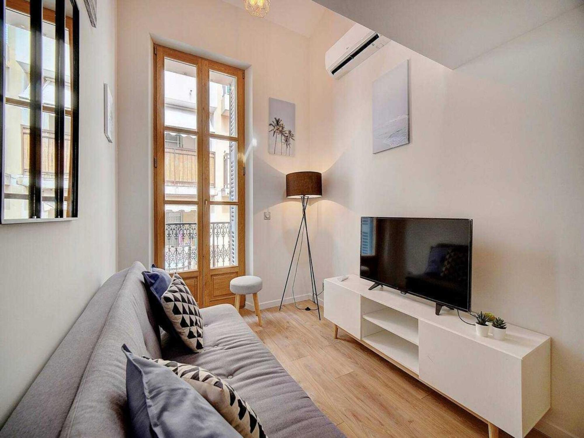 Bright Duplex - Centre - Mobility Lease Apartment *