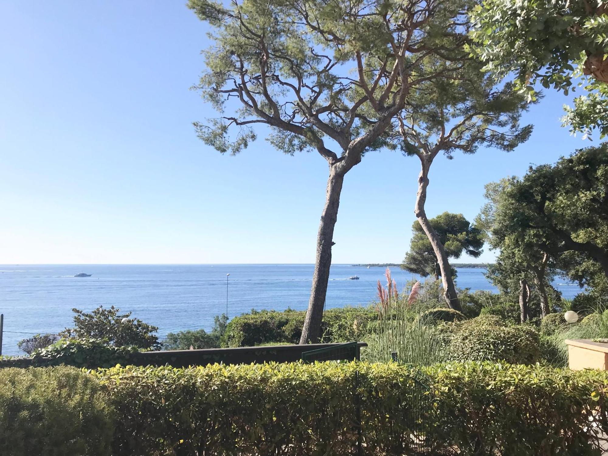 Directly On The Sea Villa *