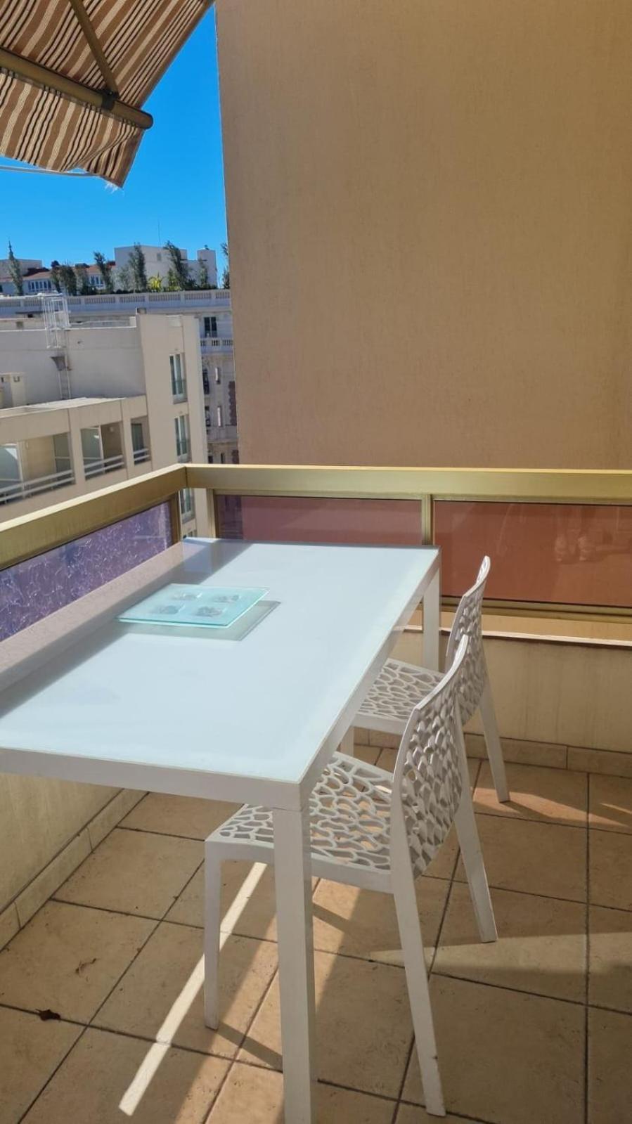 2 Bedroom Martinez Side Apartment *