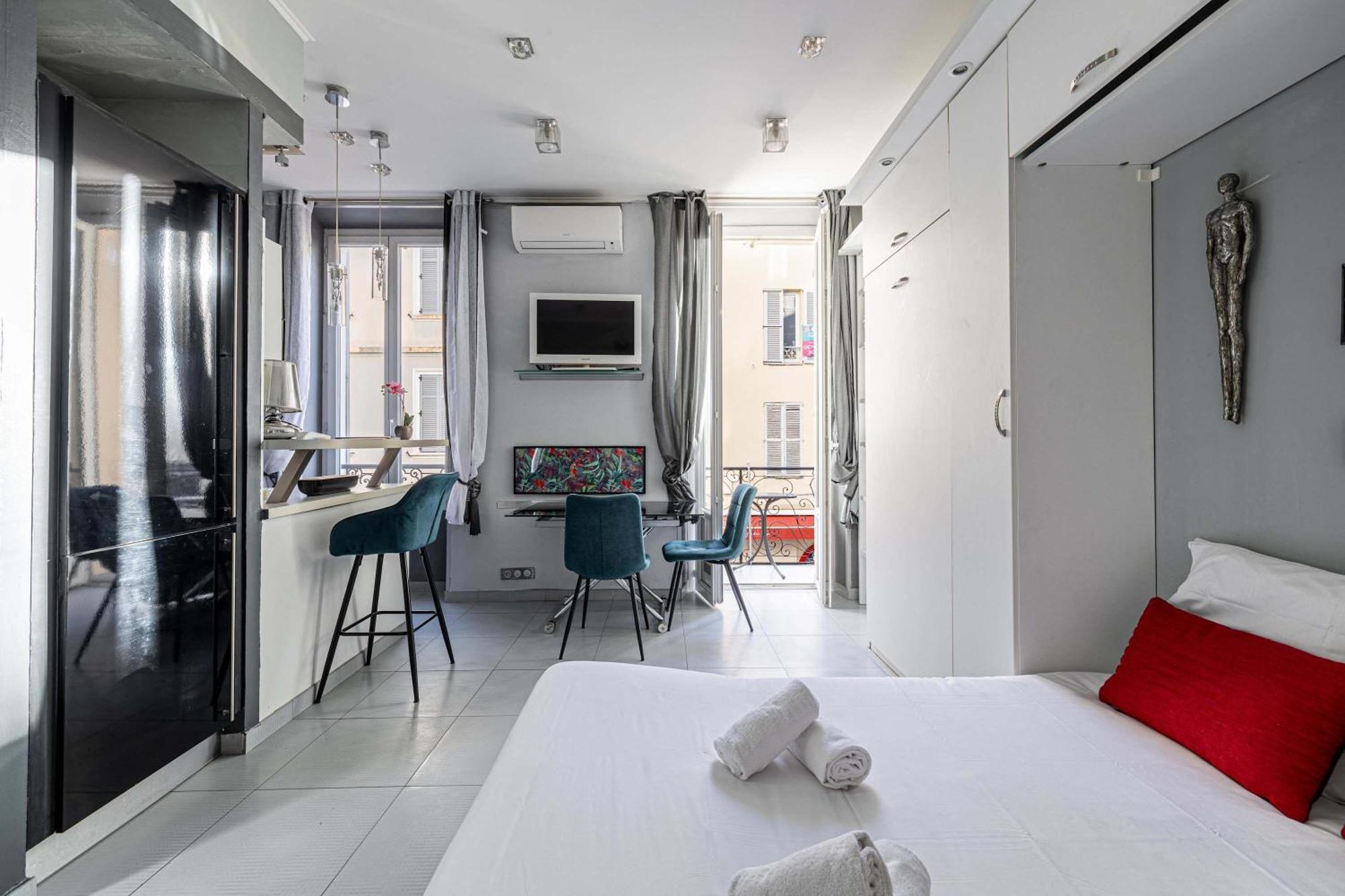 Le Petit Avec Petit Balcon Idealement Situe En Plein Centre-ville * Cannes