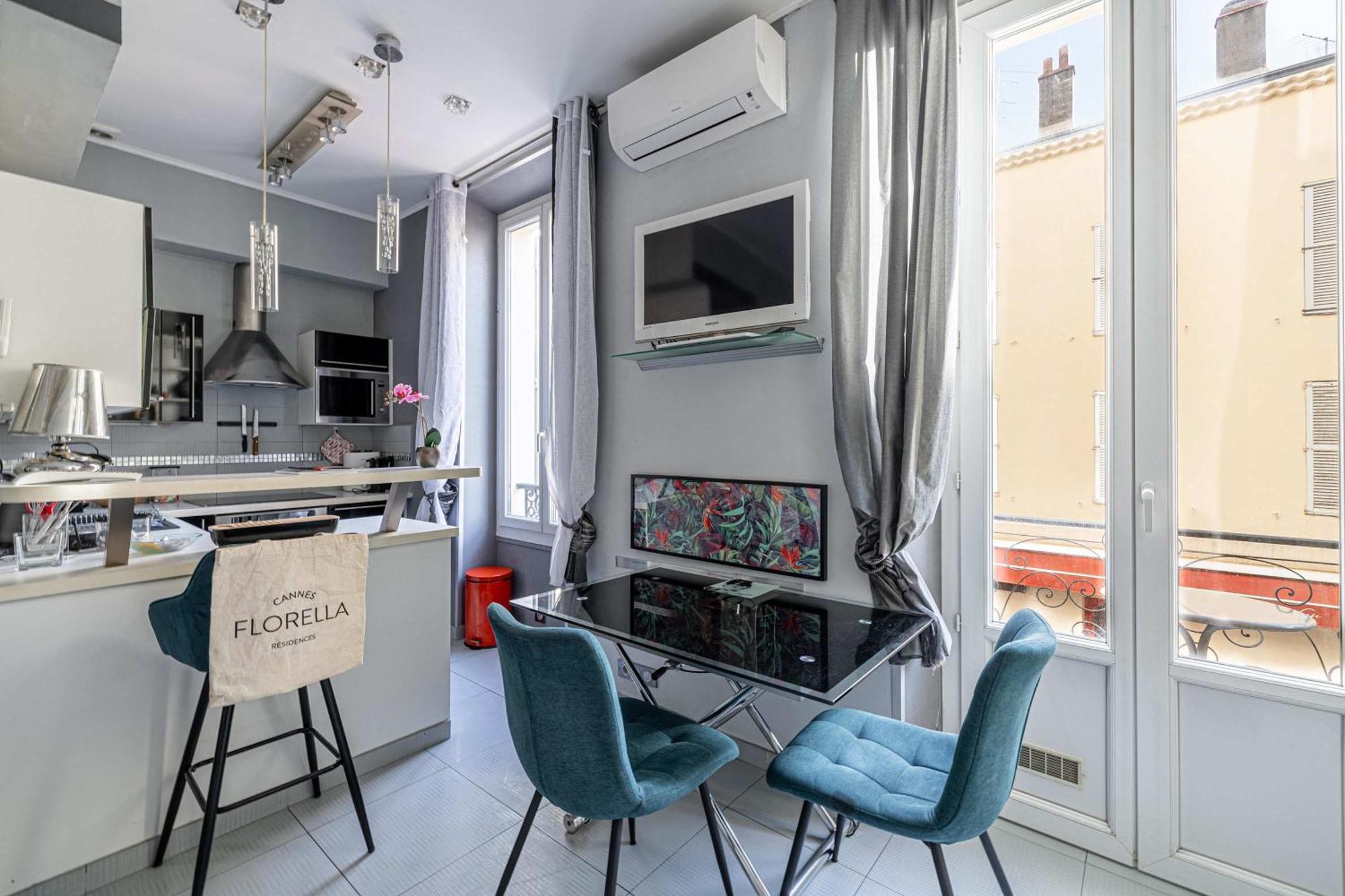 Le Petit Avec Petit Balcon Idealement Situe En Plein Centre-ville Cannes