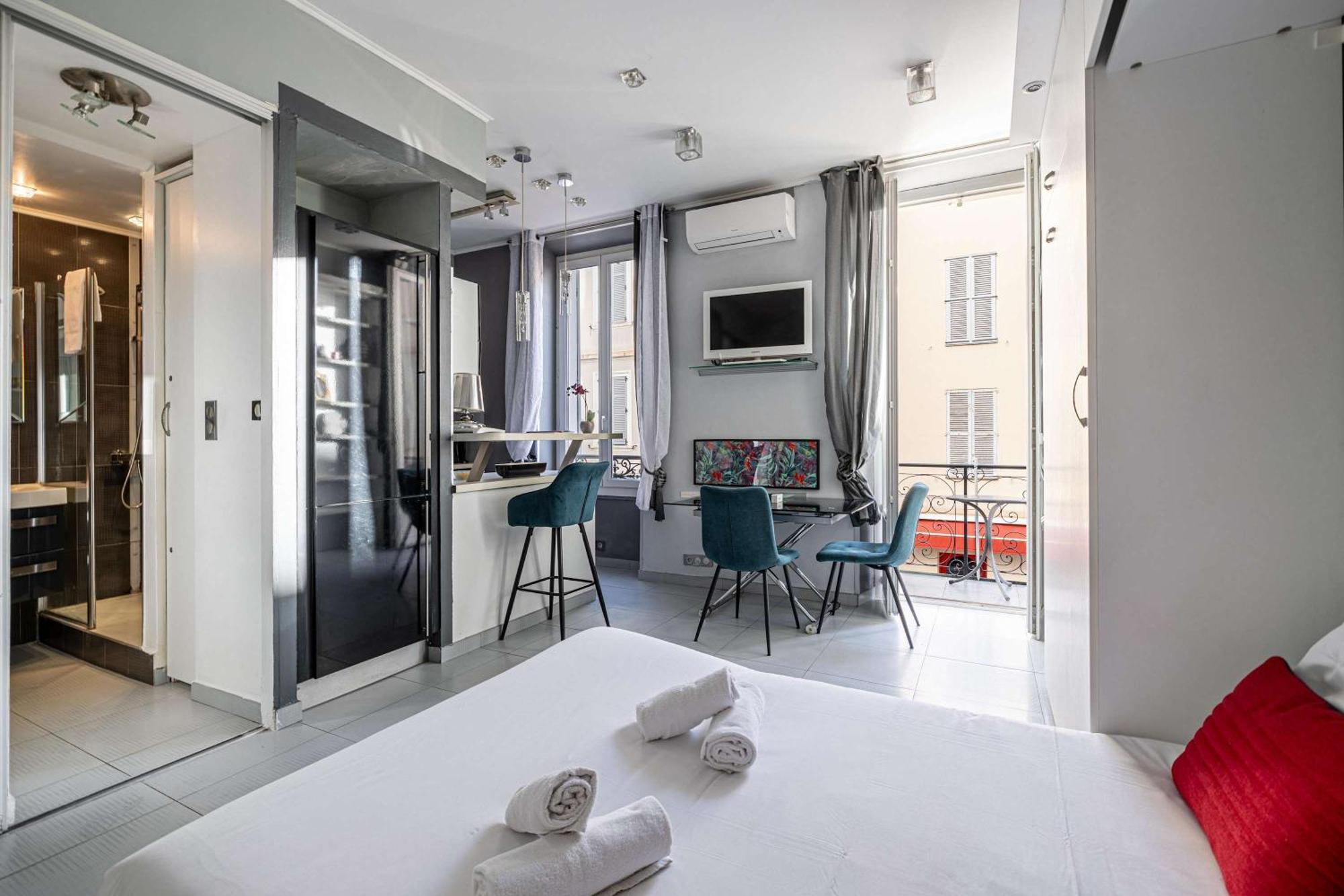 Le Petit Avec Petit Balcon Idealement Situe En Plein Centre-ville * Cannes