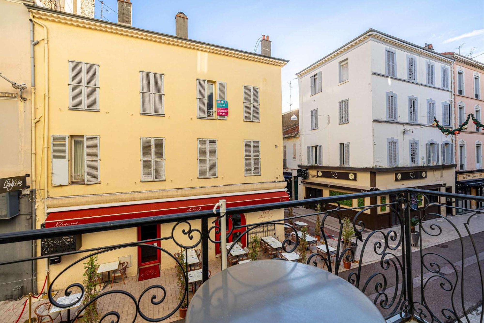 Le Petit Avec Petit Balcon Idealement Situe En Plein Centre-ville