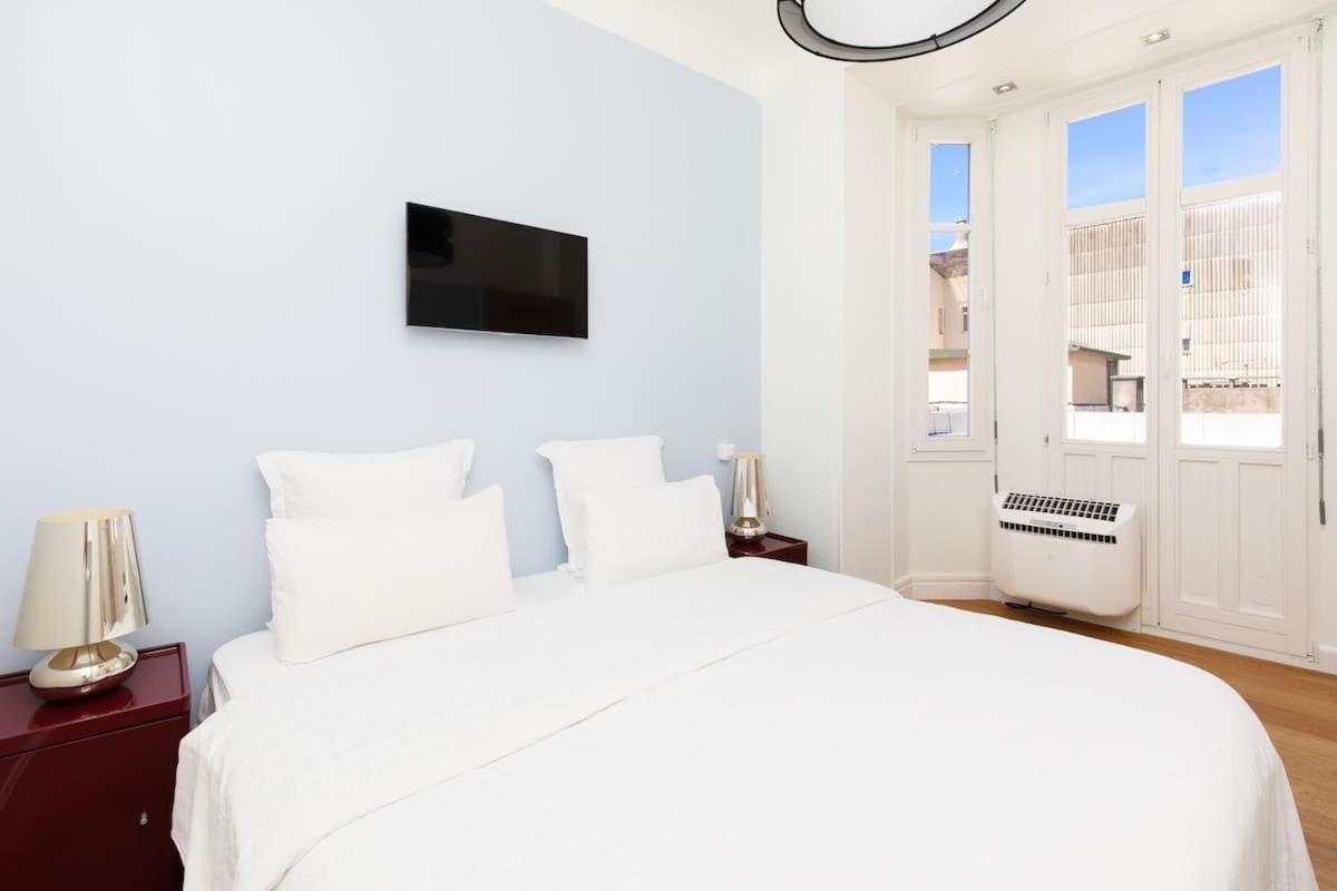 Palais Area 4 Beds - 4 Baths Apartment *