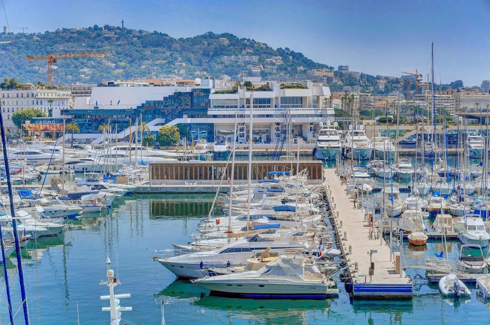 Comfortable, Superb South Terrace Apartment Cannes
