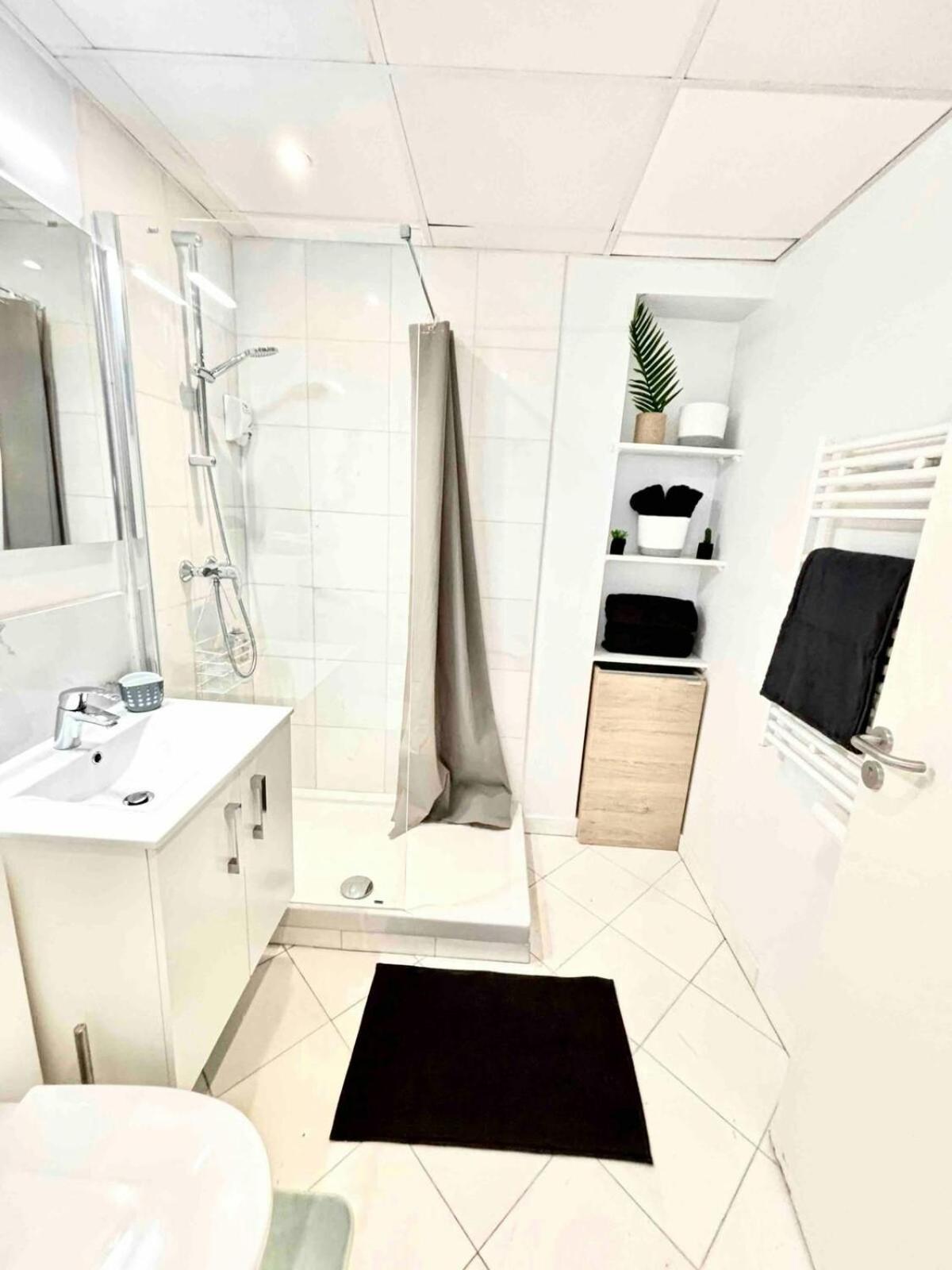 Adorable Center Apartment