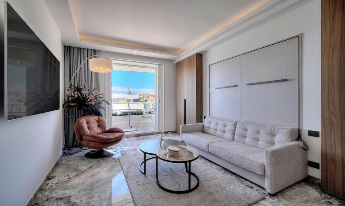 1 Bedroom - M6 Apartment *