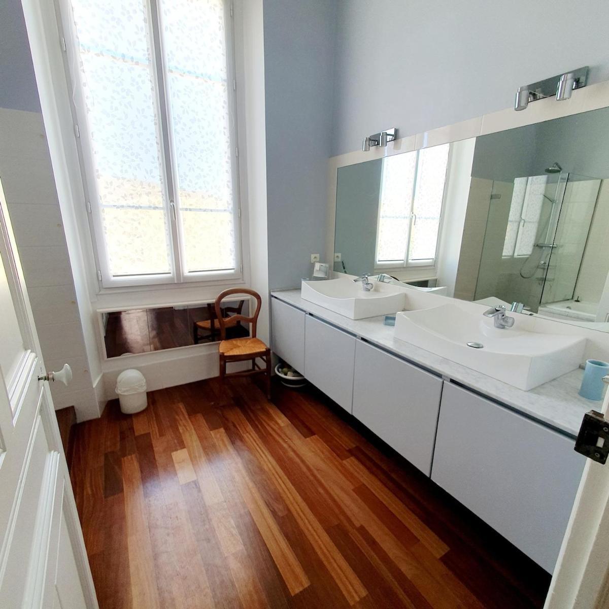 Luminous 92m2 8mn Palais Apartment