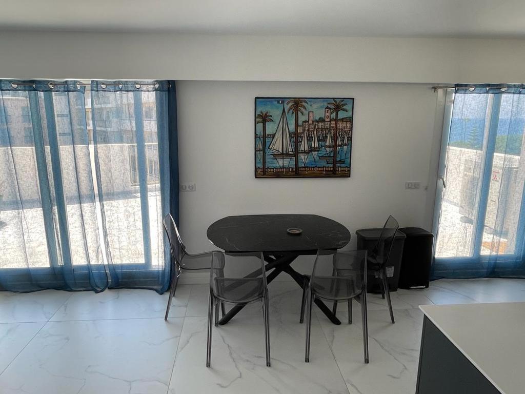 Modern Chic Seaview