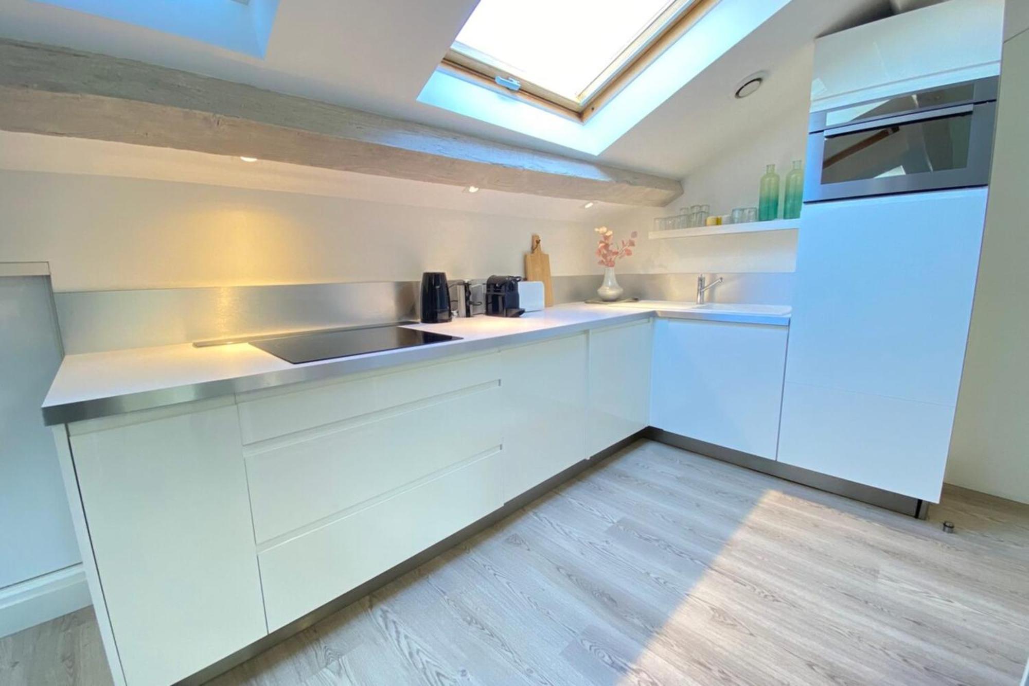 Modern & Bright 4-room In Banane Apartment