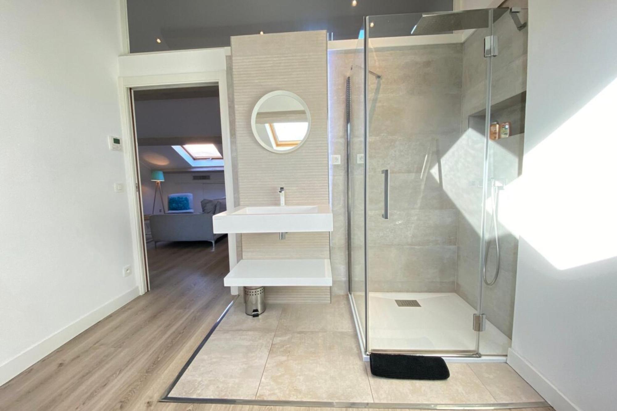 Modern & Bright 4-room In Banane