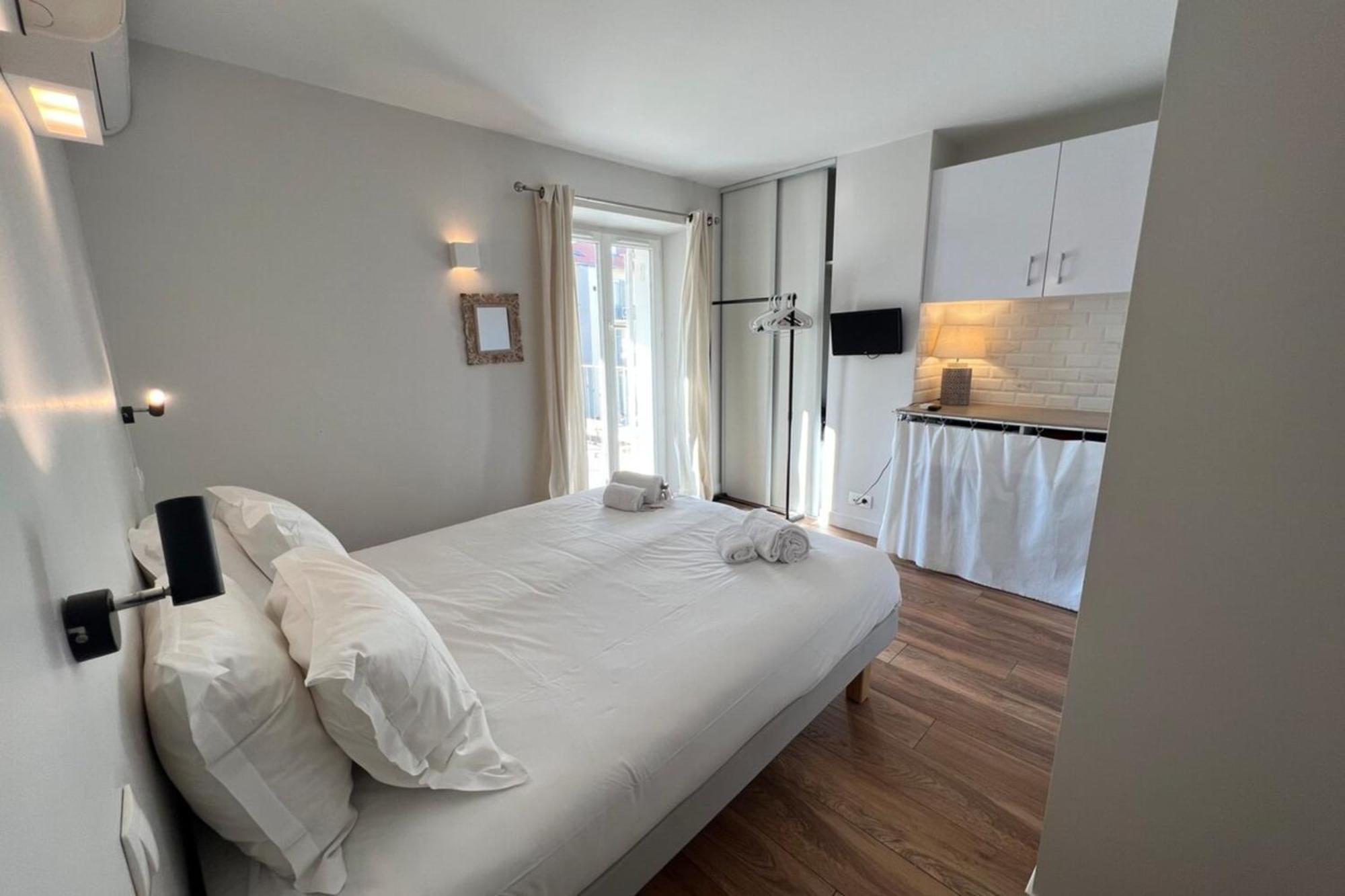 Beautiful 3 Bedrooms In *