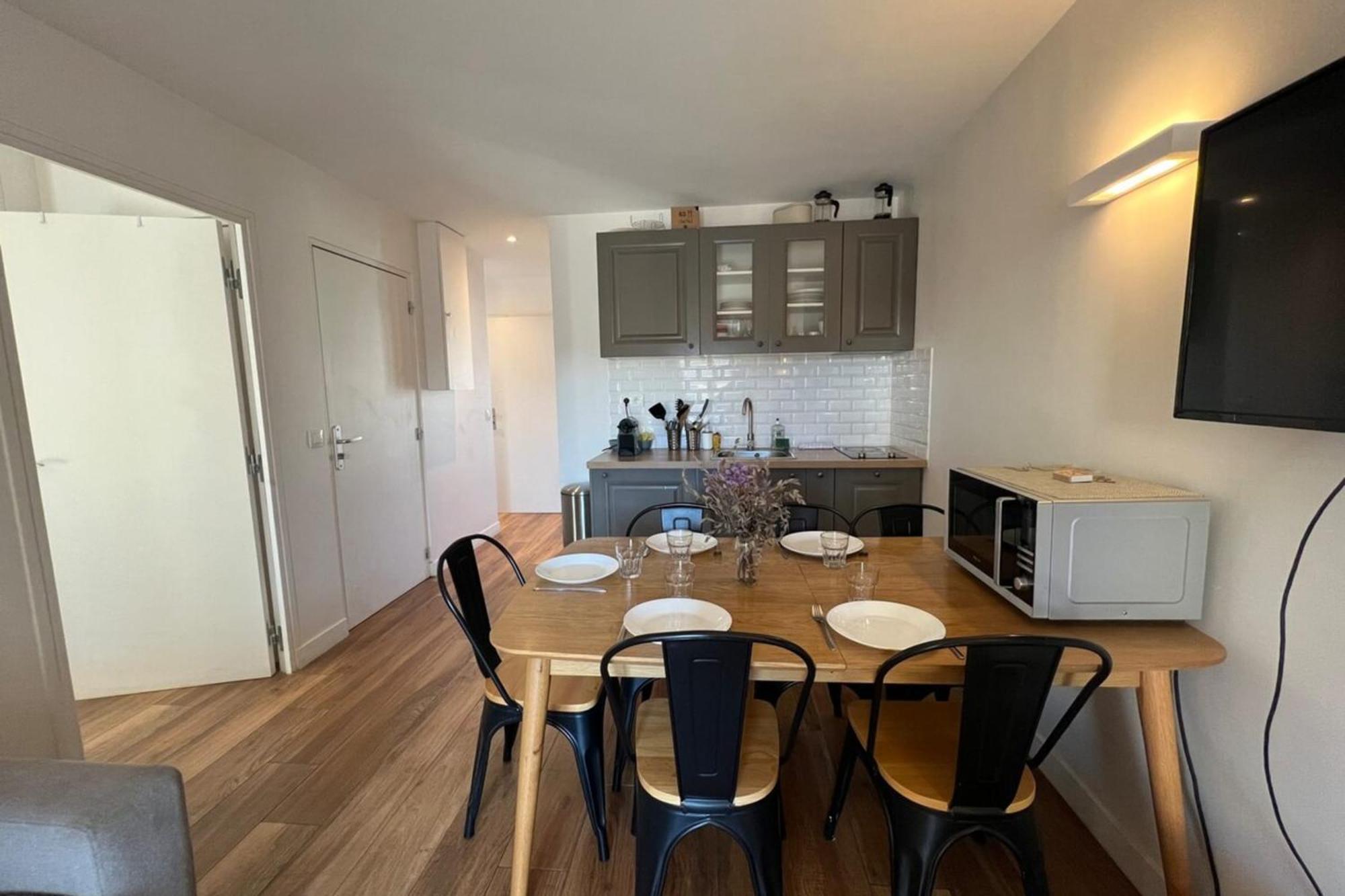 Beautiful 3 Bedrooms In *