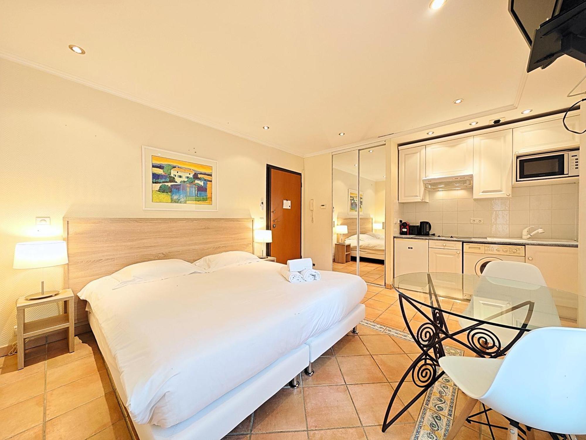Viva Riviera Commandant Andre Cannes