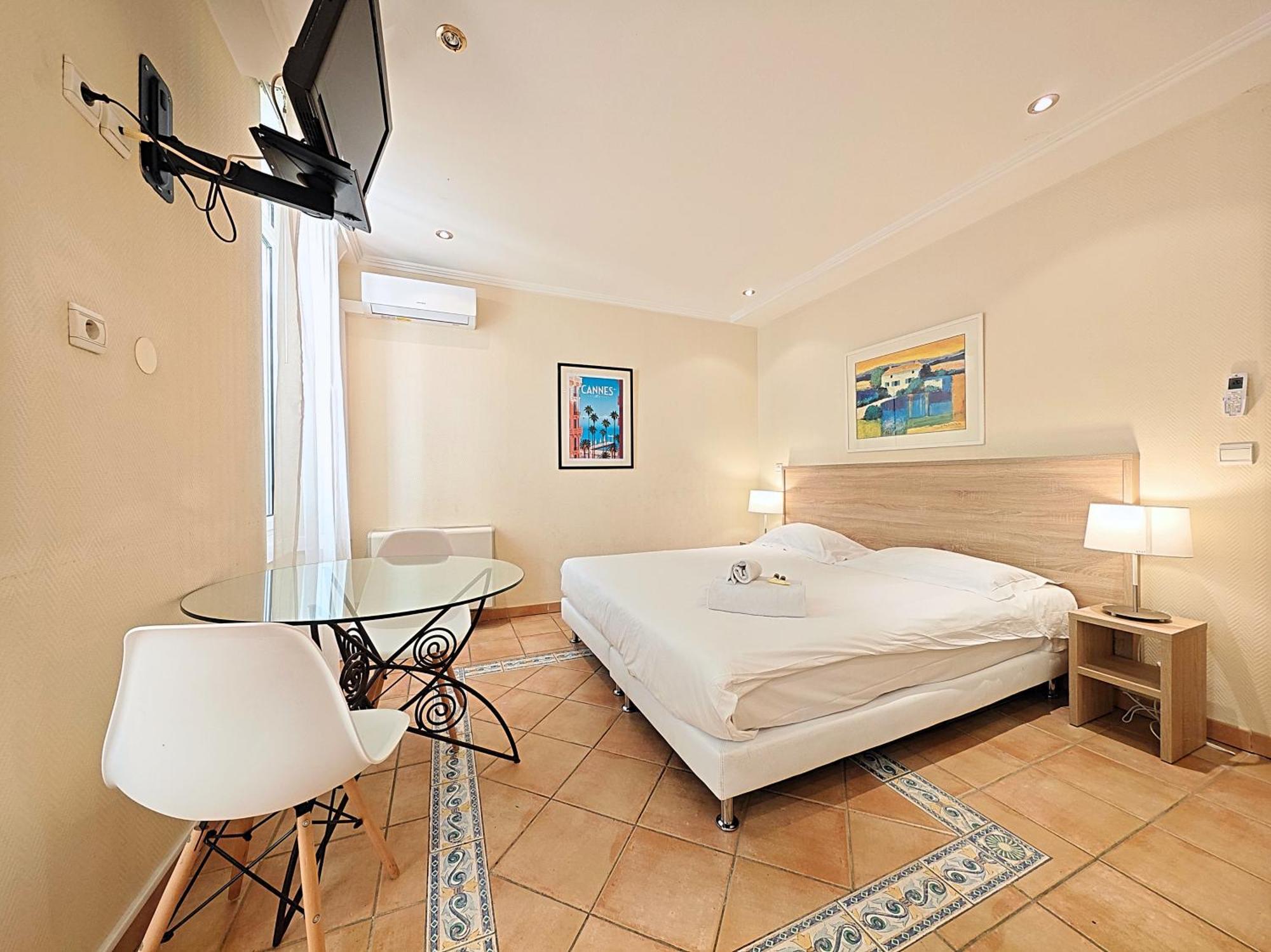 Viva Riviera Commandant Andre Cannes