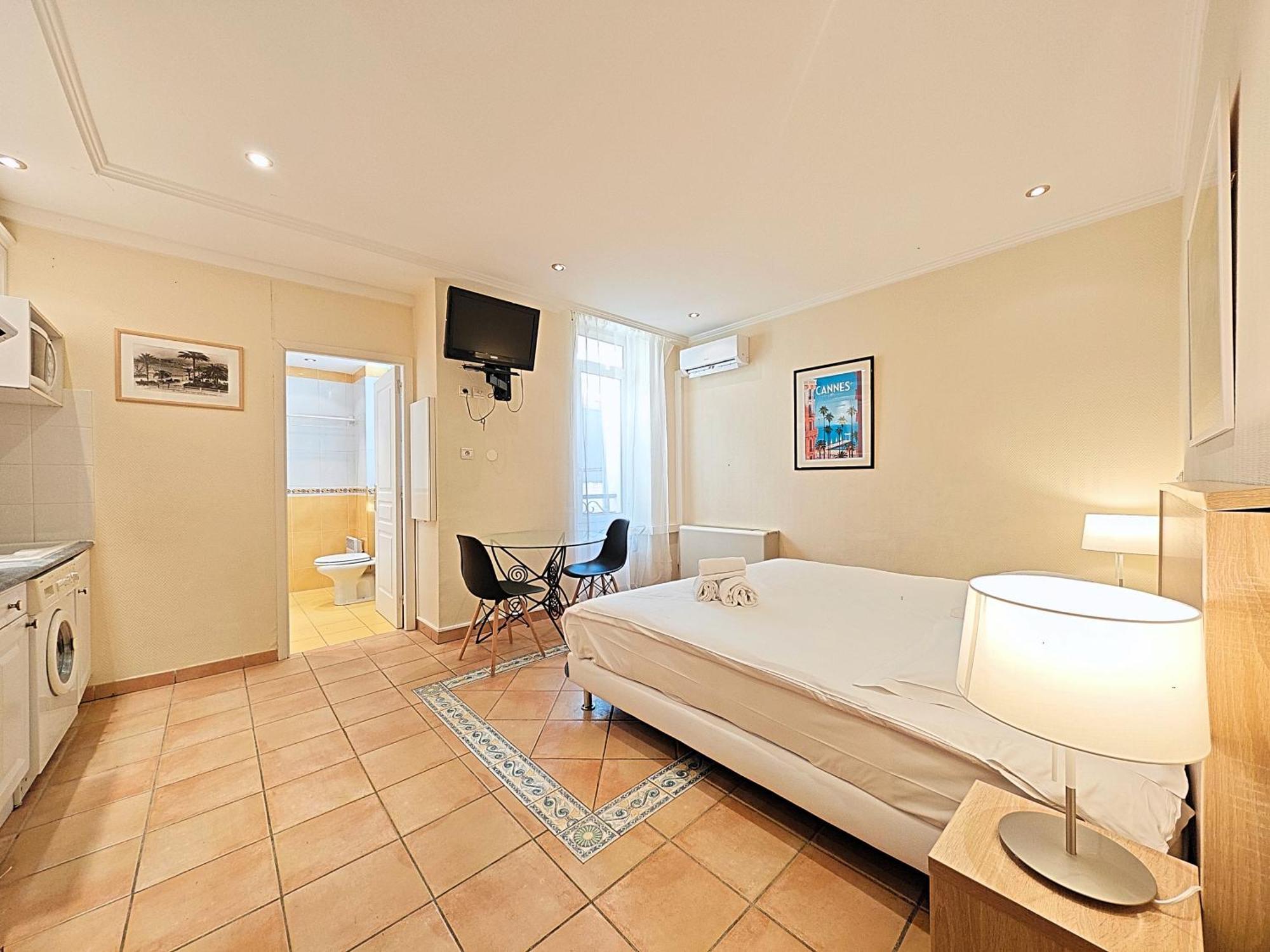 Viva Riviera Commandant Andre * Cannes