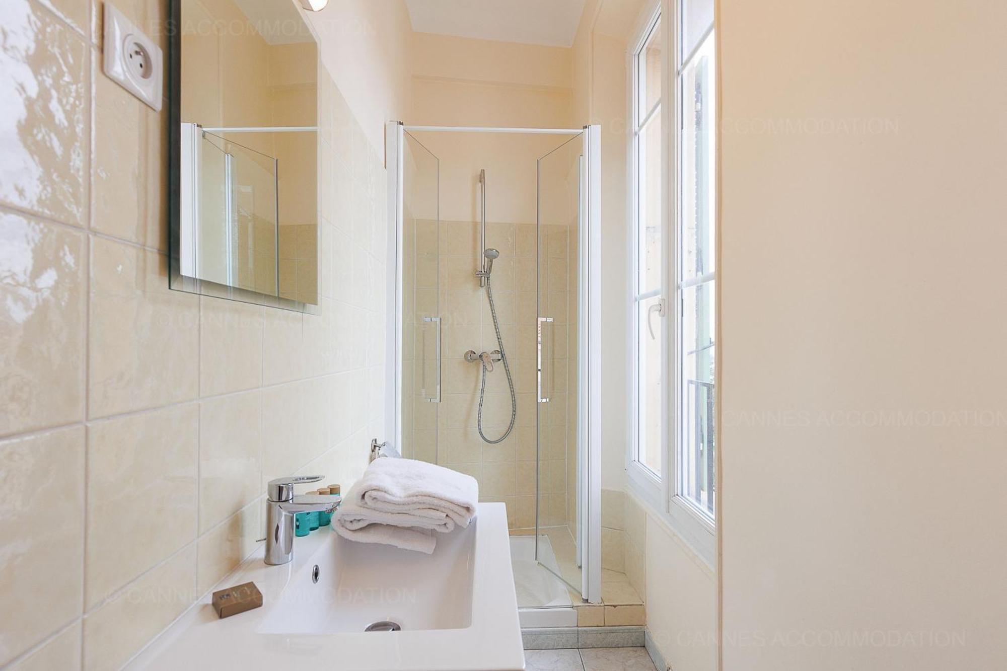 Carrousel Stud Apartment