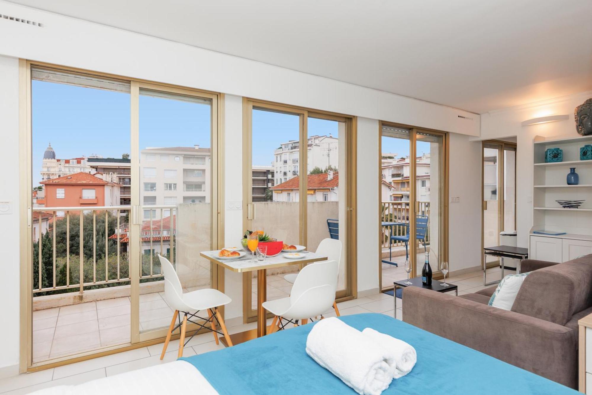 Bleu Croisette Yourhosthelper Cannes