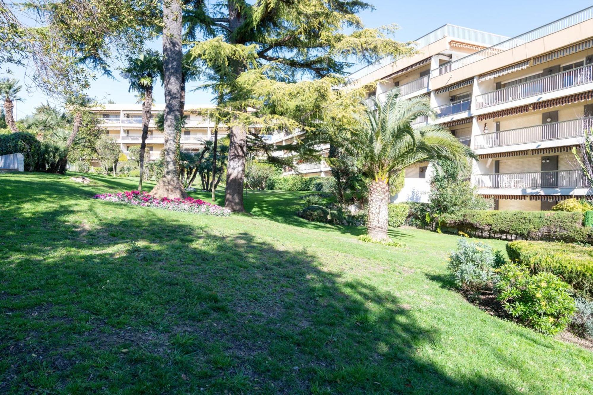 Apartment Spacious 2-br In A With Pool Cannes