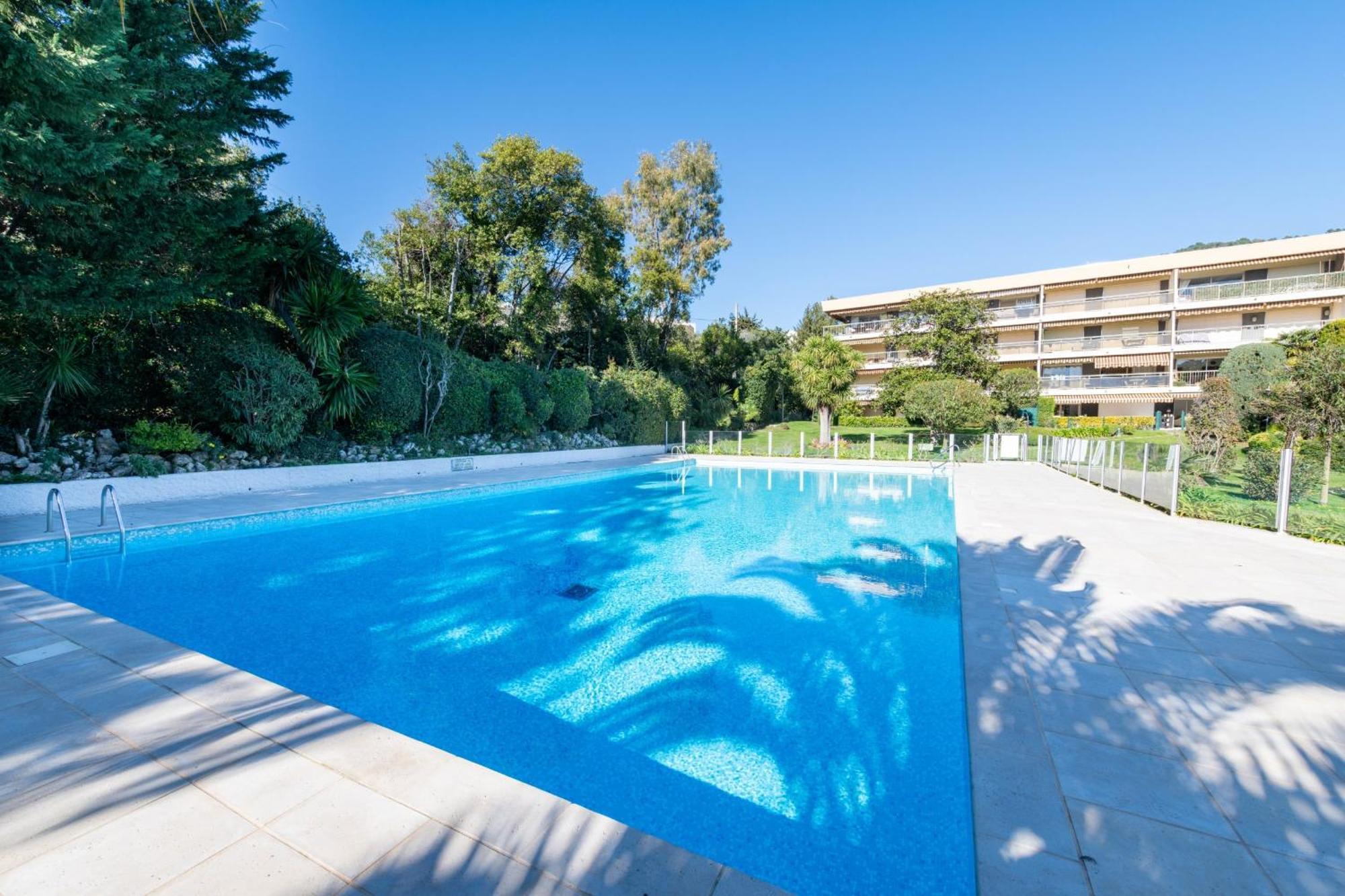 Spacious 2-br In A With Pool * Cannes