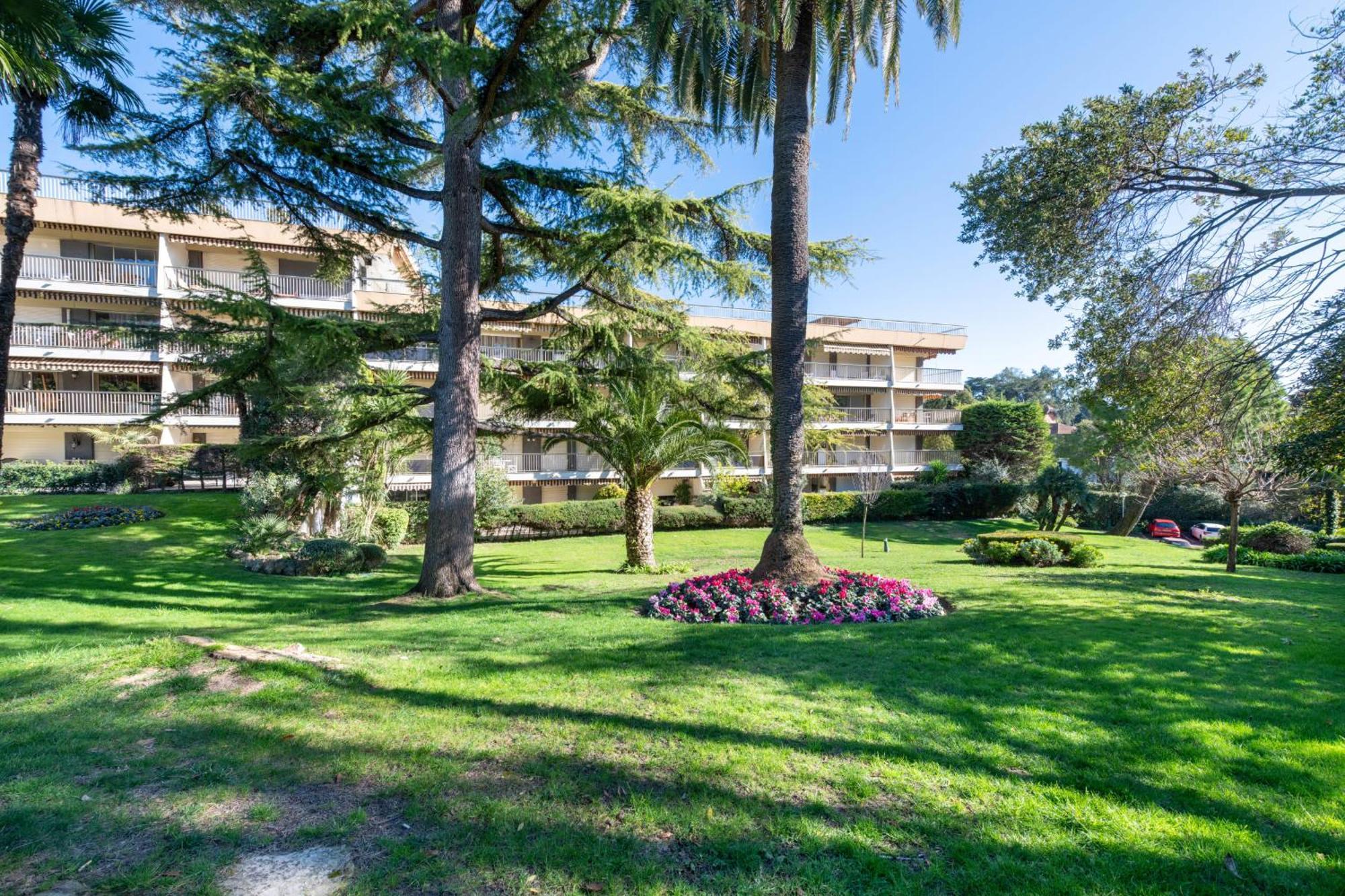 Apartment Spacious 2-br In A With Pool Cannes