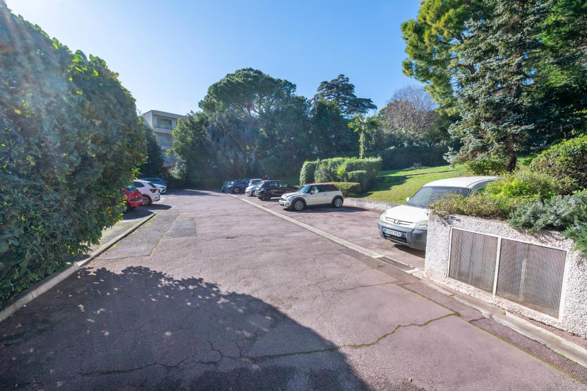 Spacious 2-br In A With Pool Apartment Cannes